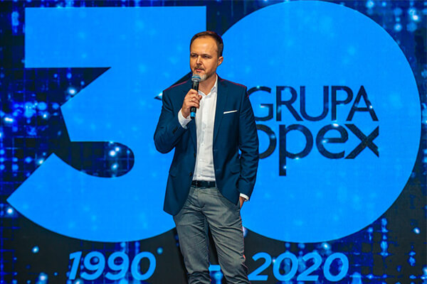 Piotr Potowski dyrektor generalny Grupy Topex na konferencji 30 lat